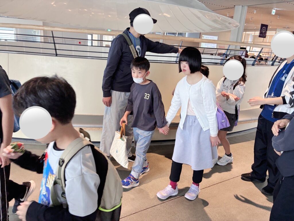 茨木市のおにクルへお出かけしてきました🎉

到着すると、「すごい！」「広い！」と大興奮の子どもたち😆✨
今回初めて来た利用者さんもいて、館内の雰囲気にワクワクが止まらない様子でした♪